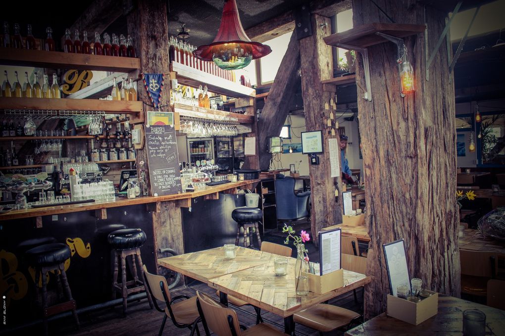 L’intérieur du Café de Ceuvel et les bureaux péniches autour. 