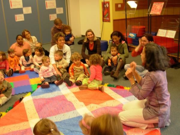 Tendres et amusants moments à partager en famille ou avec sa classe. Petits et grands participent activement aux comptines et jeux. Plaisir et rires GARANTIS !!!