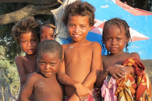 descente sur Itampolo en pirogue destination pêche en pays vezos