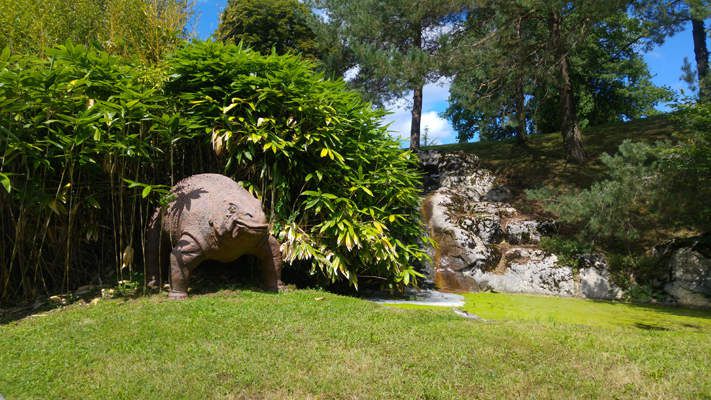 La visite du parc se fait en remontant les âges du Paléozoïque jusqu'à notre ère le "Quarternaire". Je trouve dommage que la résine des dinosaures soit un peu trop visible mais cela n'a pas dérangé ma famille. (Perdrais-je mon âme de Peter Pan)