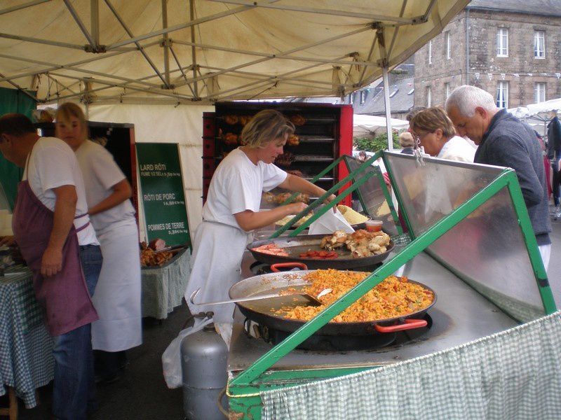 Los lunes por la mañana es el mercado de Guerlesquin, un pueblo típico de Bretaña...