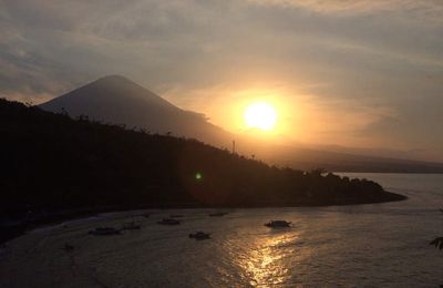 Dernière soirée à Amed, coucher de soleil avec le Mont Agung, ce volcan de plus de 3000 mètres qui domine l'île ☀️