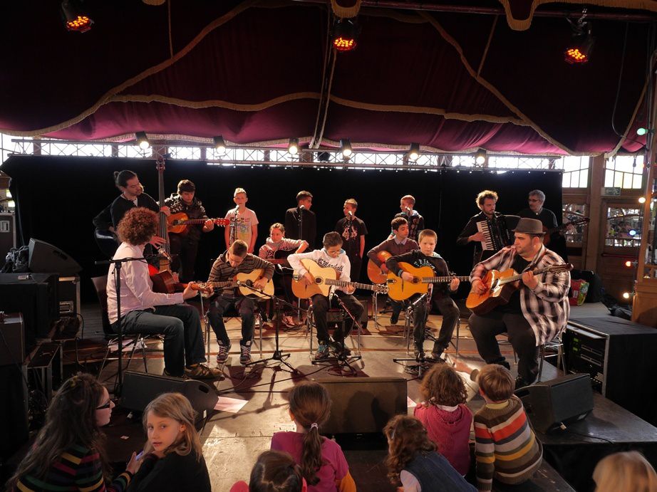 Le Magic Miror a accueilli mercredi 20 mars le projet Les Arts Voyageurs pour deux heures de concert avec Francko Mehrstein, Mickaël et Anthony, des jeunes de l'EREA et des musiciens de Laréosol. En tout, ce sont près de 320 personnes qui ont assisté à ce pique nique musical ! 