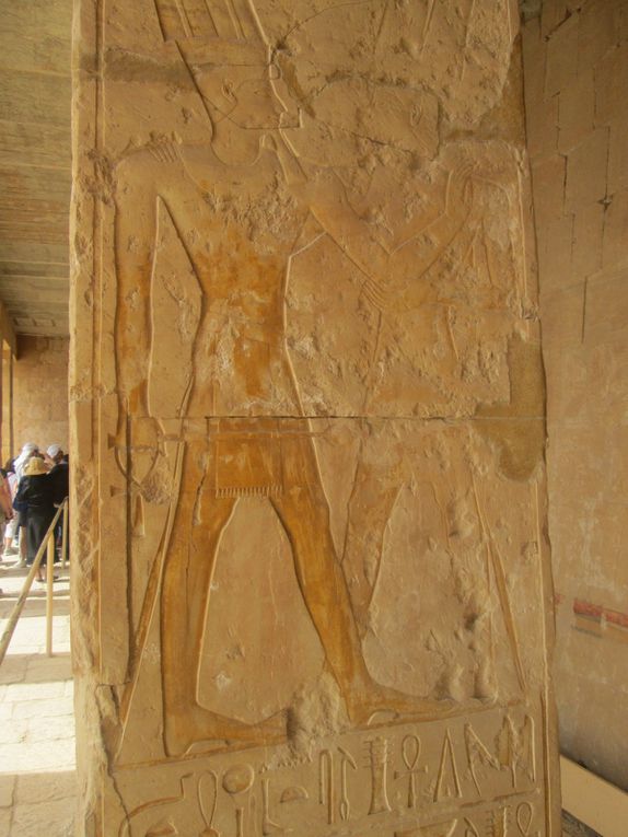 Croisière sur le Nil .... Dernier jour du voyage à Louxor : en matinée la visite du temple du temple funéraire d'Hatshepsout et l'après-midi balade au centre de Louxor dont le Souk.
