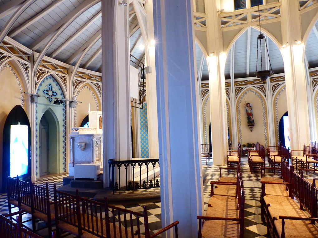 la Chapelle Pointue néo-gothique construite en 1841 et son architecture en forme de rotonde, détruite par un cyclone en 1932 et reconstruite à l'identique l'année suivante.