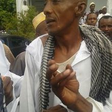 L'homme qui a osé dire à sambi face à face que sa candidature à la tournante de Ngazidja en 2016 n est pas la bienvenue à la sortie de la mosquée alkasm ce vendredi.