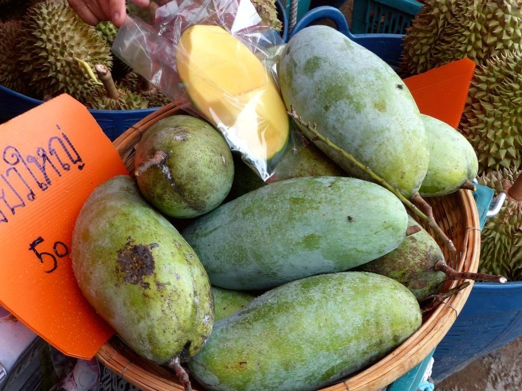 Une journée à Rayong : fruits, plage, temple...