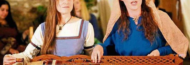 korydwenn, de son vrai nom claire bénard une harpiste devenue médiévaliste, une artiste entre la France et l'Allemagne