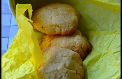 Petits biscuits, comme des cookies, au citron avec des jaunes d'oeufs