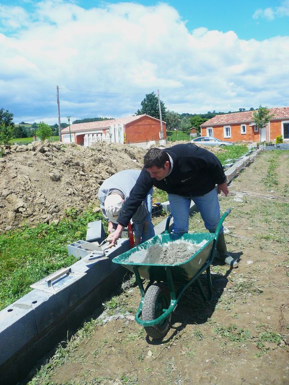 Le montage, petit a petit du mur de clôture.