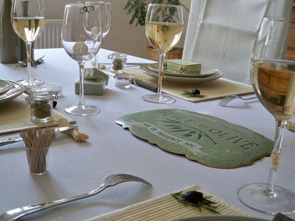 Une table aux saveurs estivales dressée pour une douce soirée d'été.