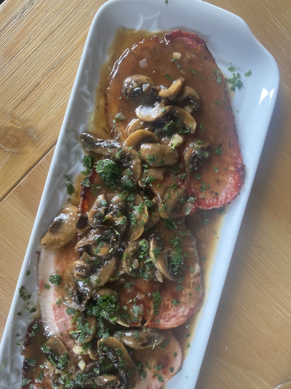 Jambon grillé sauce madère champignons 