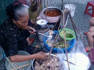 Le Vietnam où j'ai pu goûter plein de choses très étranges!! Du poisson oreilles d'éléphants dans le delta du Mekong, aux petits crabes frits. J'ai découvert le Pho délicieuse soupe nationale même si j'ai pas osé gouter celui de la veille dame dans la rue!!