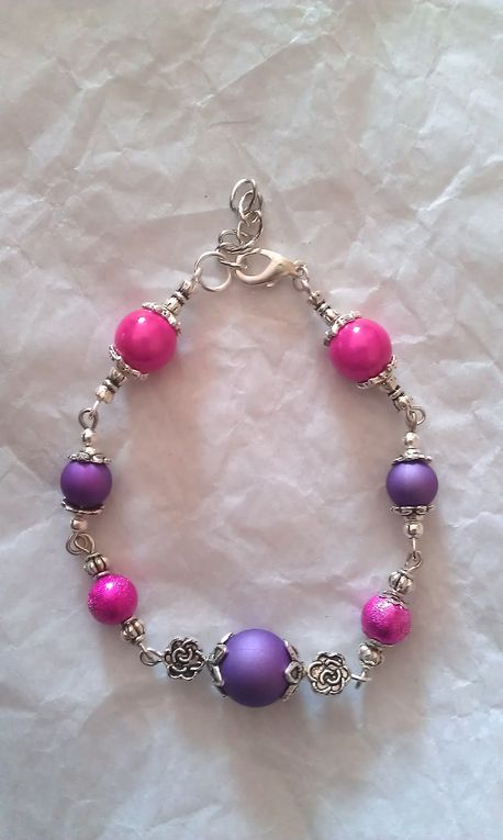 Toutes les créations de bijoux montés sur fil cablé, sur chainette ou sur pics. 
Les bracelets chainettes ou pics peuvent très facilement être adaptés à la taille du poignet.