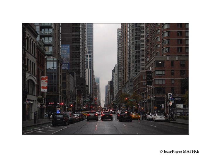 Déambuler le jour dans les rues de New York nous fait découvrir de nombreuses facettes de cette ville à l'architecture saisissante.