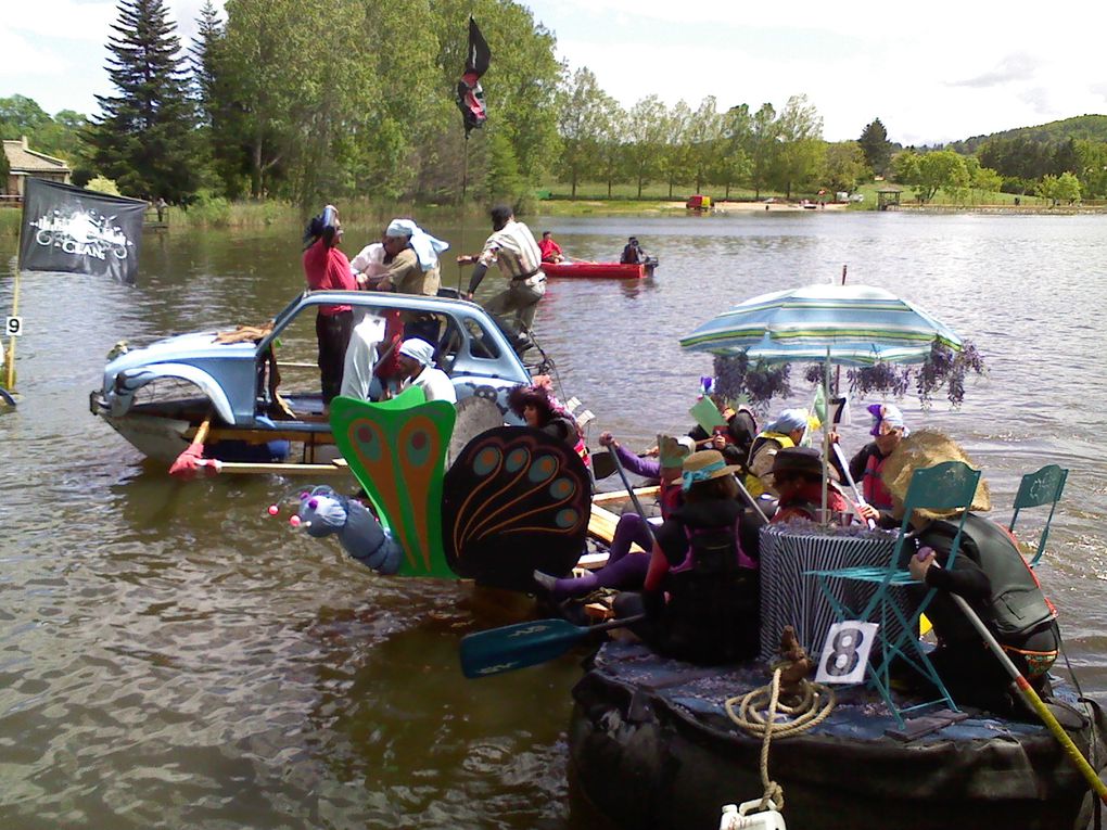 Course de Radeaux sur le lac de Vernoux organisée pour le festival de l'eau 2013.
Le Pari-Drakkar de K'onvoit a obtenu le prix du jury !
K'onvoit ! Toujours ! Envoie ! Du lourd !