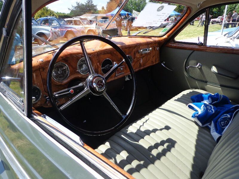 photos de l'exposition de voiture anciennes par l'atelier du temps dans le parc du restaurant Benureau