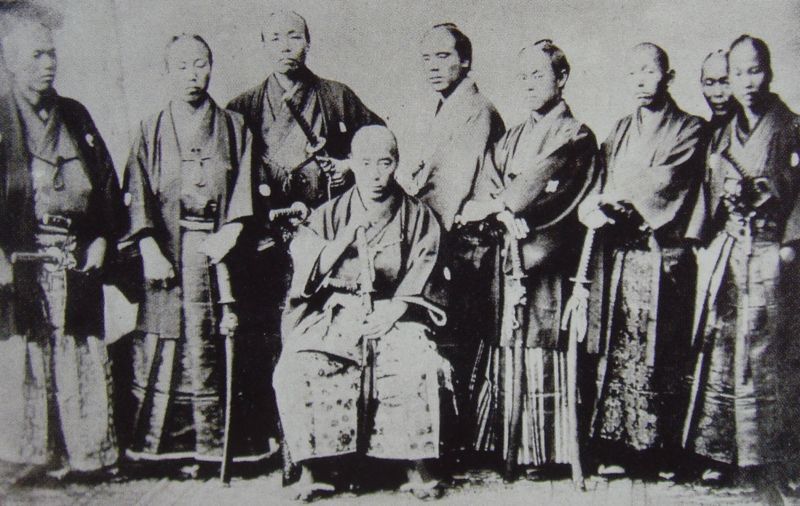 Photos représentant le plus souvent des samuraï de la période Edo.
Certaines sont colorisées.