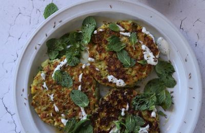 Galettes de chou-fleur et brocolis, sauce au yaourt et à la menthe 