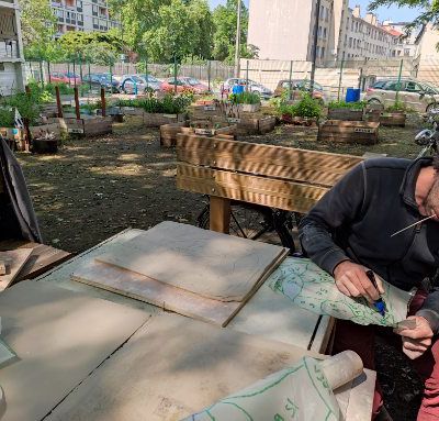 Une table en mosaïque