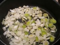 4 - Verser un fond d'huile d'olive dans une cocotte ou une casserole, y ajouter les poireaux et les oignons pour les faire suer sans les colorer. Incorporer l'ail, mélanger et couvrir avec un peu d'eau. Mettre le fenouil, les tomates, le concentré de tomate, le piment et le safran. Plonger délicatement le cabillaud dans le bouillon et les billes de pommes de terre, assaisonner en salant et poivrant. Laisser cuire 10 à 15 mn. Récupérer les billes de pommes de terre (les réserver pour faire le chapeau de la religieuse), et le cabillaud. Emietter le cabillaud, une fois cuites écraser les pommes de terre et bien les mélanger avec le cabillaud. 