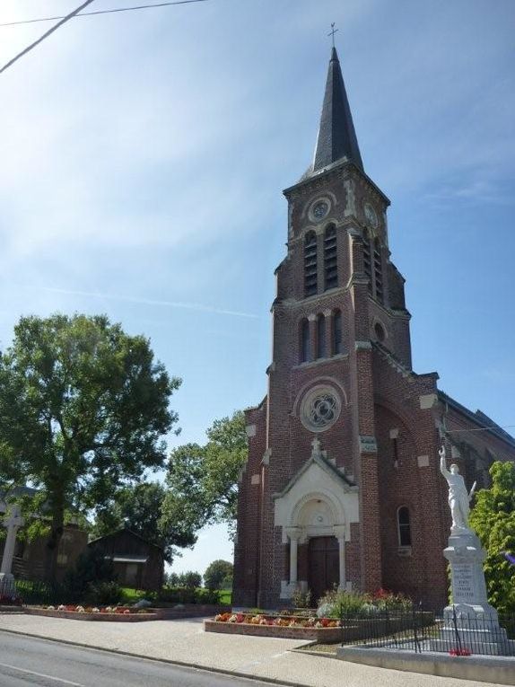 Rénovation de l'Eglise de Guillemont de 2004 à 2008.
Les travaux ont été en partie entrepris avec la participation des habitants du village.
6 décembre 2007 : L'Abbé Nicolas a aidé les enfants à créer les phrases qui ont été peintes dans l