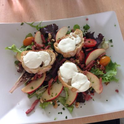 Salade repas de chèvre chaud 