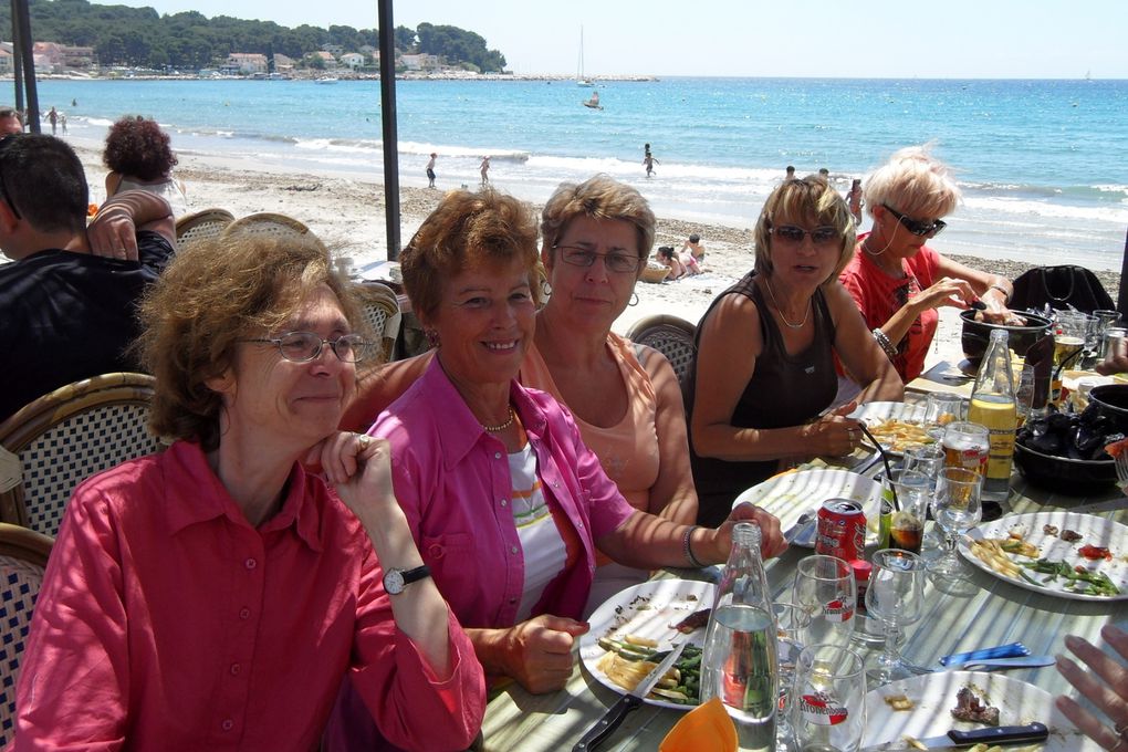 L'Oustaou aux Sablettes: les pieds (seulement!) sous la table!