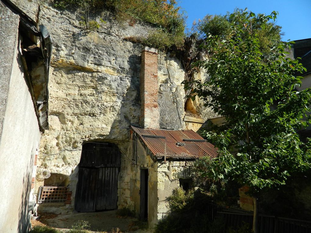 La Lanterne sorte de tour de guet domine sur la falaise. Une vendangeuse électrique à l'oeuvre ... 