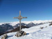 Depuis la Halle du Fruit Commun, le Dou (mont arrondi) et le col des Cornes. Le versant au soleil. La descente continue.