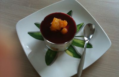 Une charlotte imprévue (abricots coulis de framboise)