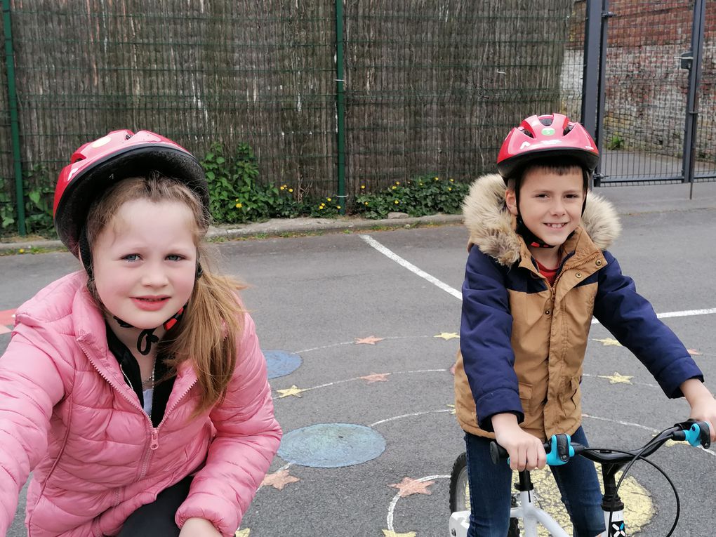 Savoir rouler à vélo : 3ème séance d'apprentissage : vérifier son vélo et respecter la signalisation. 