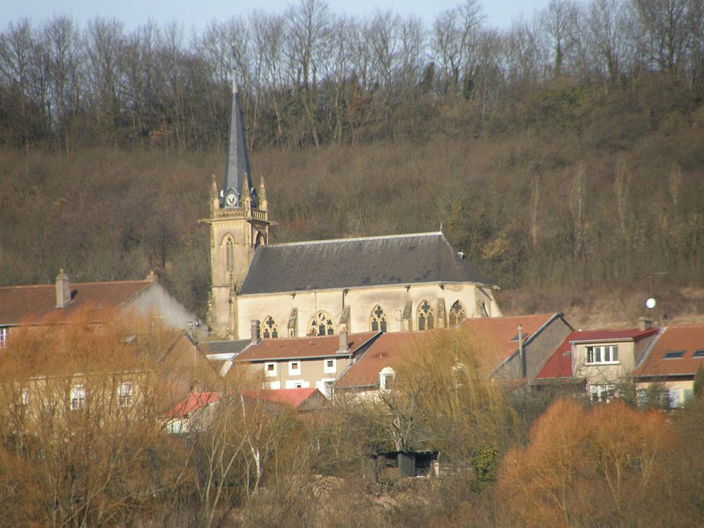 L'église - l'ancien prieuré devenu la nouvelle mairie - le lavoir - la campagne environnante, les animaux, les saisons...