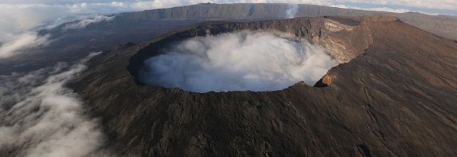 Uncovering the hidden signing of a magmatic recharge at Piton de la Fournaise volcano using small earthquakes. 