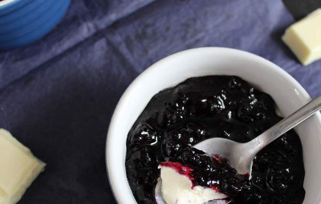 Panna Cotta au chocolat blanc & compotée de myrtilles.