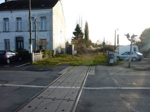 Traversée de la rue Clémenceau à Ferrière la Grande ; la départementale 936 qui va jusque Cousolre.