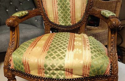 Avant, Après pour ces fauteuils cabriolets Louis XVI... Réfection complète en crin par Ressort T Fauteuils, Julie Monnier tapissière décoratrice Eure à Boisney, entre Evreux, Rouen et Lisieux
