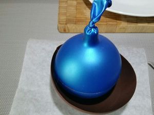 2 - Faire fondre le chocolat avec précaution au micro-ondes dans un bol. Laisser légèrement tiédir. Gonfler un ballon à la taille voulue et en tremper la base délicatement dans le bol de chocolat. Poser un petit disque de chocolat sur du papier sulfurisé et poser la base du ballon enrobé de chocolat sur ce petit disque. Laisser refroidir complètement. Décoller délicatement la coupelle du papier sulfurisé avec un couteau. Puis appuyer doucement sur le ballon sur tout le tour de la coupelle pour dégager le chocolat. Faire ensuite une légère entaille dans le haut du ballon (près du noeud) pour qu'il se dégonfle lentement. Votre coupelle est prête à être garnie.