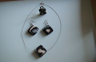 Bijoux : Ensemble en fimo noir, beige, brun et blanc