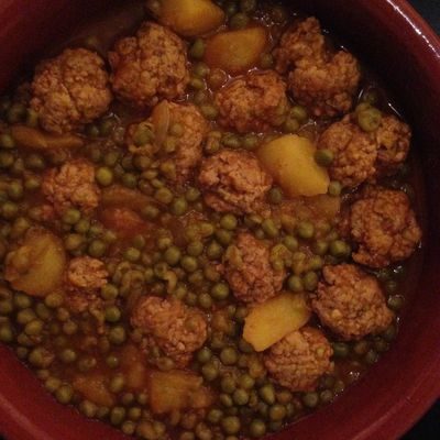 Tajine de boulettes, pomme de terre et petits pois