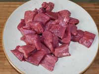 1 - Découper la viande en cubes d'environ 3 cm. Mettre dans un récipient le cumin, la coriandre, la sauce soja, l'huile et le poivre. Rajouter la viande et bien mélanger pour l'enrober de cette marinade. Couvrir avec du film étirable et placer au réfrigérateur pour 1h30 en remuant à nouveau la viande à mi-temps.