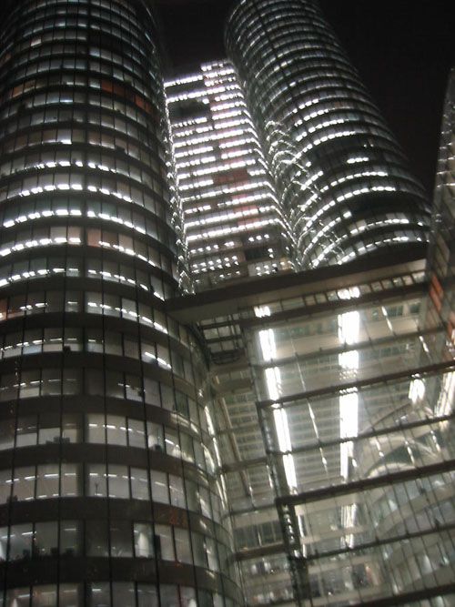 <P><STRONG>Images volées la nuit, dans l'un des quartiers les plus défigurés d'Île de France, la Défense</STRONG>. Des Tours immenses surplombent&nbsp;des sculptures fantomatiques, entourant une arche colorée par des spots rouge et vert. Au milieu d'une place, une écran de télévision géant diffuse des publicités aux travailleurs-passants.</P>
<P><STRONG>Ambiance "Blade Runner" assurée</STRONG>, il ne manquerait plus qu'une musique symphonique macabre pour couronner le tout.&nbsp;Pourtant, <STRO