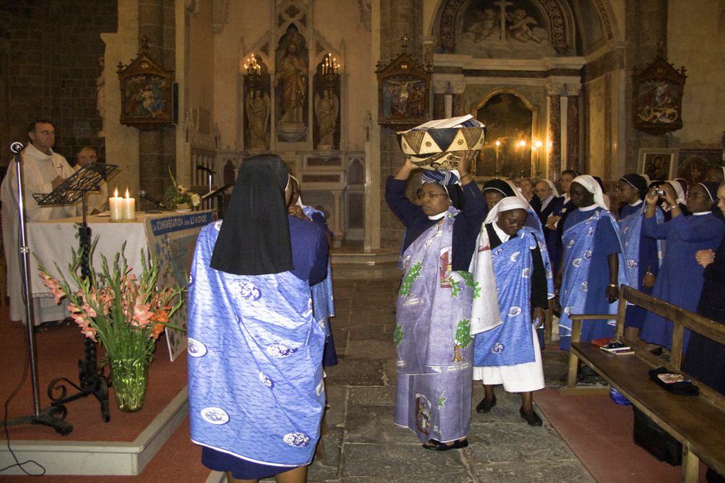 Visite des Soeurs francophones du monde entier le 04 décembre 2008. L'église était pleine durant la messe, et les chants des Soeurs ont enthousiasmés les Caunois présents.