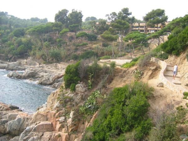 <p>Aprés quelques jours passés à Lloret, nous pouvons enfin partager quelques photos.</P><P>Nous avons pu assister à la préparation pour recevoir les véhicules du Rallye Catalane qui se déroulait à Lloret De Mar.</P><P>C'était géant et énormément de monde le soir.</P><P><U>Petites remarques :</U></P><P>Ne pas hésiter à emmener vos petites monnaies là-bas, ils aiment çà. Les boissons consommées dans un café sont largement moins chéres qu'en France.Par contre l'eau est affreusement trop chéres.Si 