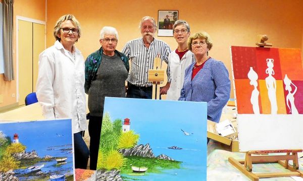 Atelier de peinture : une dizaine de participantes..