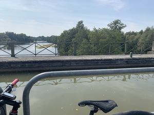 Ce pont-canal du Guétin, "pont du passeur", fait passer le canal latéral de la Loire au dessus de l'Allier.  Eglise de Gimouille