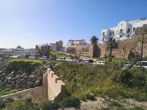  Tarifa est une ville fortifiée du sud de l'Espagne, située dans la province de Cadix, en Andalousie. C'est là que se trouve le point le plus méridional de l'Europe continentale avec la pointe de Tarifa. Cette pointe est parfois appelée « la pointe de l'Europe ».