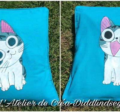 Un nouveau petit coussin peint à l'effigie du petit chat chie une vie de chat