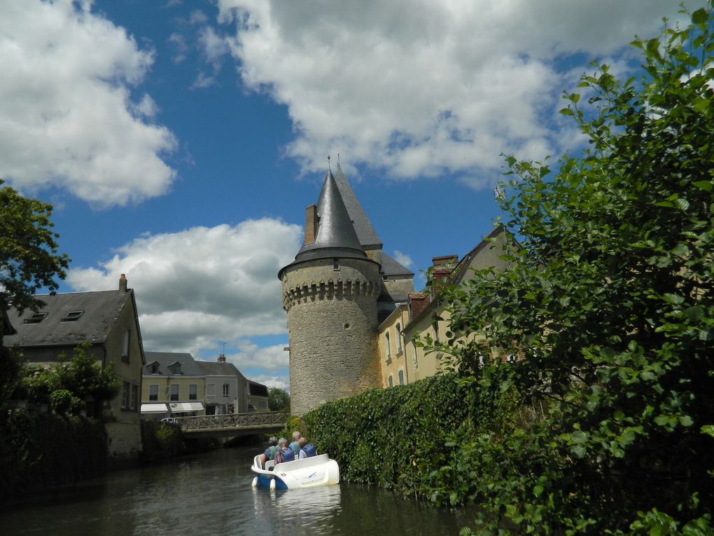 Un petit tour en bateaux électriques sous les ponts et les passerelles de la ville