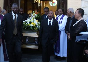 Le cortège funéraire à la sortie de l'église